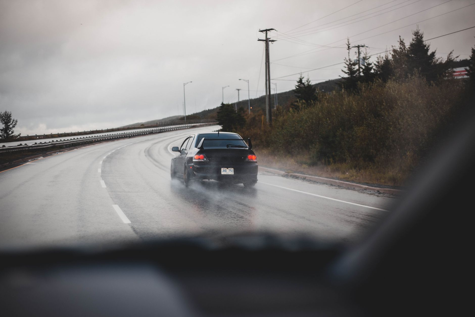 Manejando bajo lluvia en carretera